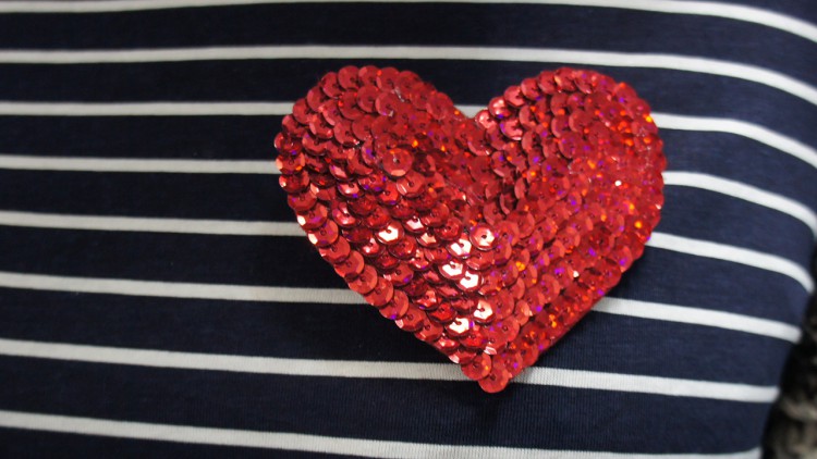 Broche lentejuelas corazón