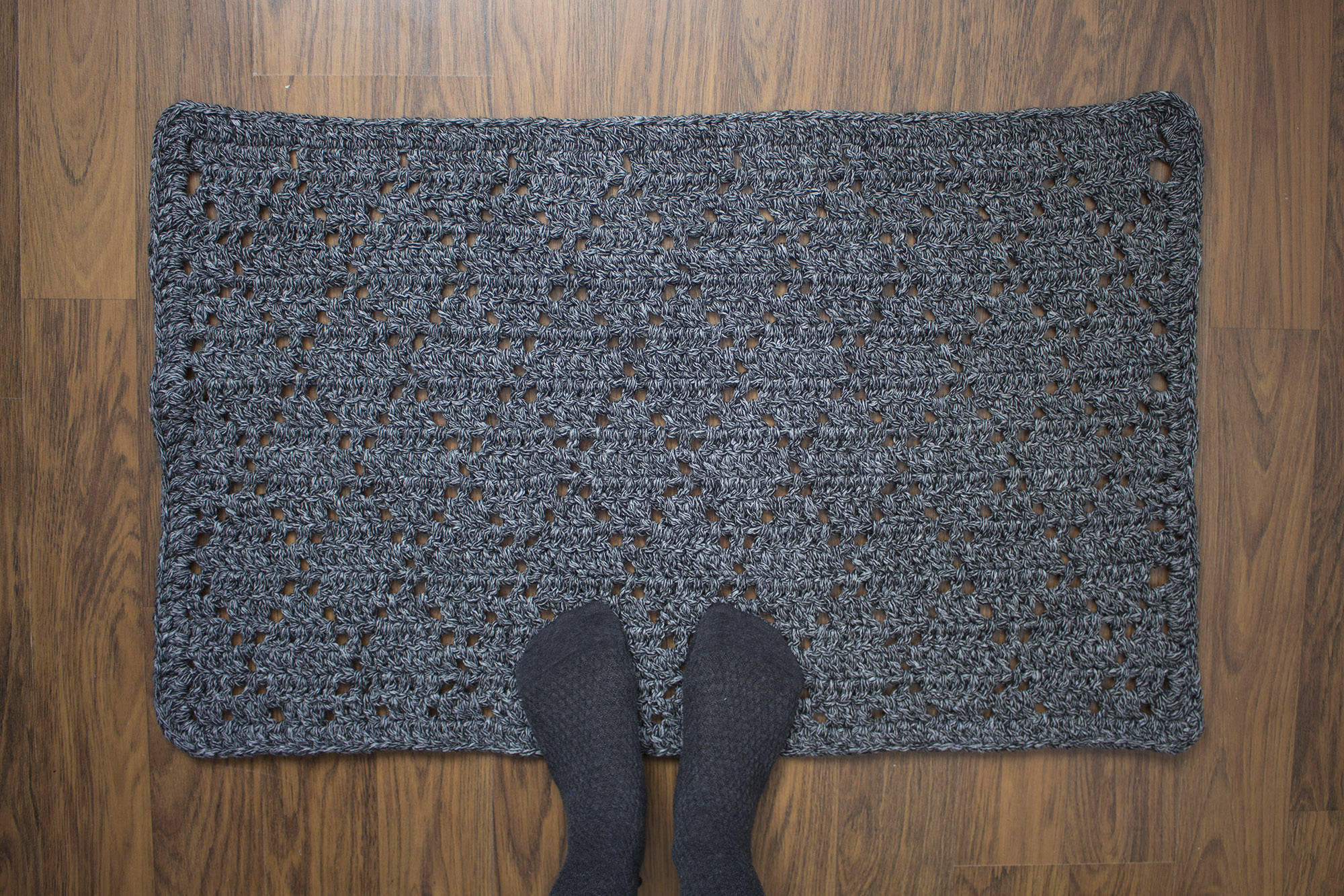 Alfombra de lana a crochet con rombos